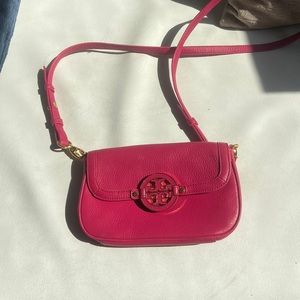 Adorable small pink cross body tory burch bag!